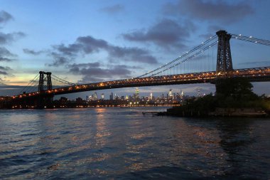 Williamsburg Köprüsü Doğu Nehri 'nin üzerinde ...