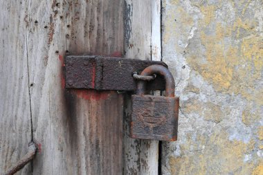 Asma kilit, eski ahşap kapı ...