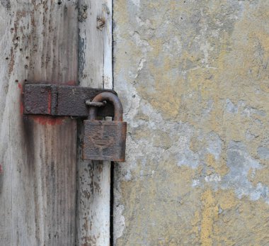 Eski duvar, asma kilit ve kapı ...