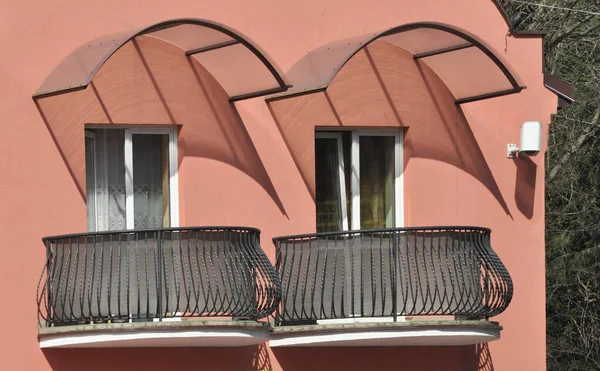 Железные Балконы Оранжевая Штукатурка Здания — стоковое фото