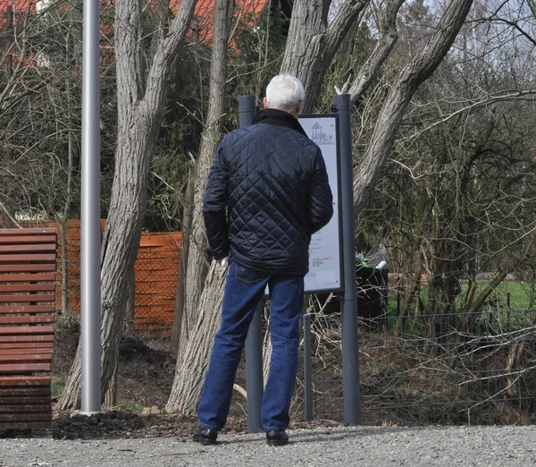 Aandacht Voor Het Prikbord Spring Man Het Park Leest Het — Stockfoto