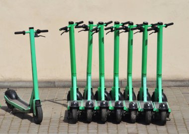 Kaldırıma park edilmiş sekiz scooter. ... 