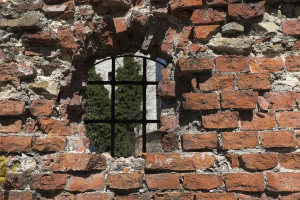 Alter Ziegel Mauerwerk Und Ein Fenster Mit Gitter — Stockfoto