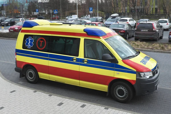 Parkerad Ambulans Ambulans Väntar Ansökan Order Krakow Polen April 2021 — Stockfoto