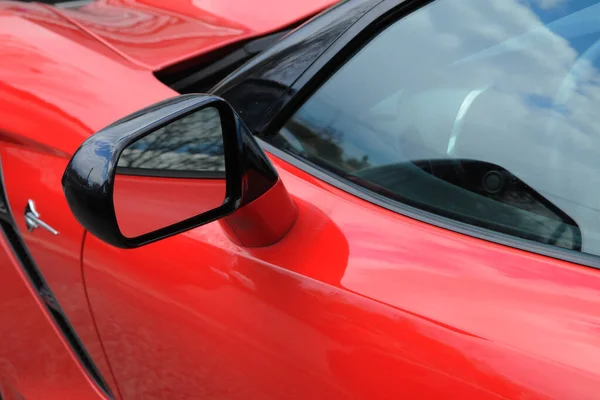 Lusterko Zewnętrzne Czerwonym Samochodzie Corvette — Zdjęcie stockowe