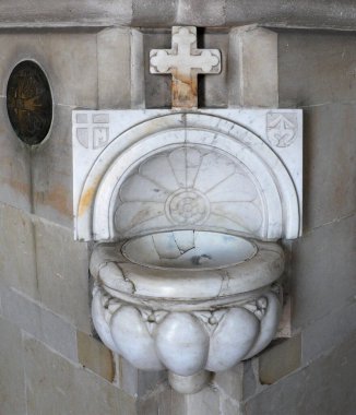 Katolik Kilisesi 'nde kutsal su taşıyan bir gemi. ...