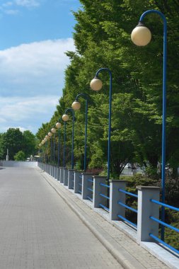 Sokak lambaları, şehir mimarisi. ...