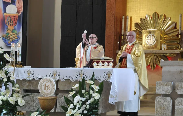 Yükseliş - Katolik Kilisesi 'ndeki Kutsal Ayin' in bir parçası. Rahip, İsa 'nın bedeninin sembolü olan taşıyıcıyı kaldırır. Krakow, Polonya yakınlarındaki Wieliczka 'da Havari Aziz Paul, 11 Haziran 2021 ...