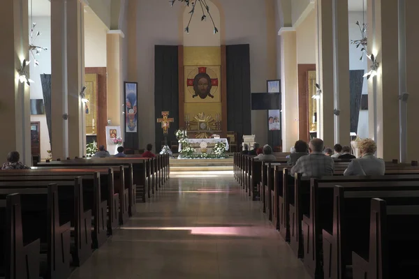 Den Katolska Kyrkan Inom Endast Äldre Pensionärer Inga Ungdomar Biskoparnas — Stockfoto