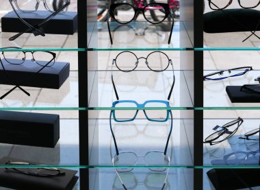 Vitrindeki camlar, sergi. ...