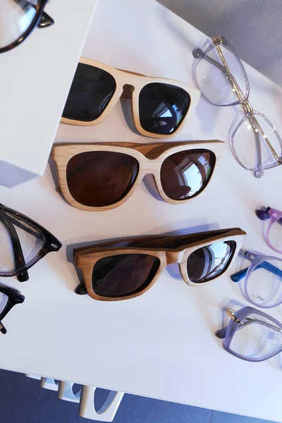Reihe Sonnenbrillen Für Sonnenschutz Optikgeschäft — Stockfoto
