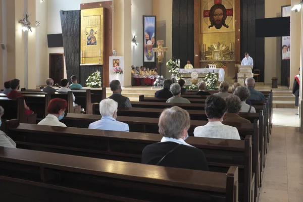 Die Katholische Kirche Die Gläubigen Während Der Heiligen Messe Nur Stockbild