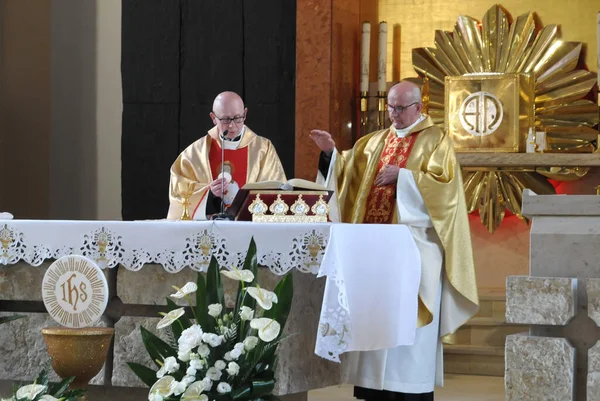Katolik Kilisesi Kutsal Bir Ayin Rahip Nın Bedeninin Sembolü Olan — Stok fotoğraf