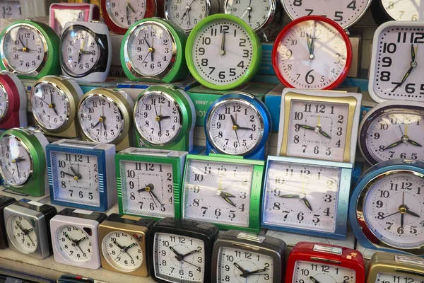 Ein Schaufenster Mit Einer Uhr Einem Wecker — Stockfoto