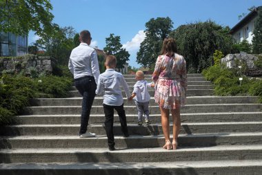 Aile taş basamaklarda yürüyor. ...