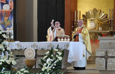 Kutsal ev sahibini Katolik Kilisesi 'nde yetiştirmek, İsa' nın bedeninin sembolü. Krakow yakınlarındaki Wieliczka 'da Havari Aziz Paul, 11 Haziran 2021 ...