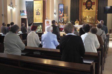 Avrupa 'da, ayinlere katılan insanlar yaşlılar, Katolik Kilisesi' nin sorunu. Krakow yakınlarındaki Wieliczka 'da Havari Aziz Paul, 11 Haziran 2021 ...