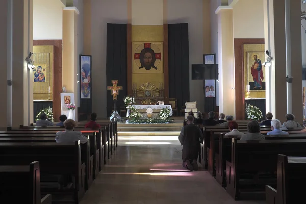 Avrupa Katolik Kilisesi Nin Sorunları Yaşlı Insanlar Dua Öğretilere Katılıyorlar — Stok fotoğraf