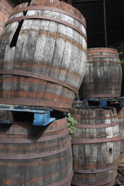 Çöp tenekesi, eski hasarlı fıçılar ...