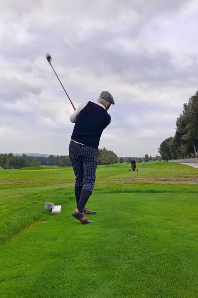 Deportes Golfista Vestido Con Estilo Golpeó Pelota — Foto de Stock