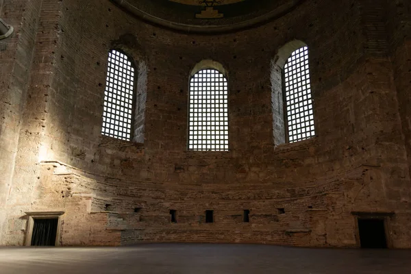Eski bir taştan kilisenin iç mekanı Hagia Irene.