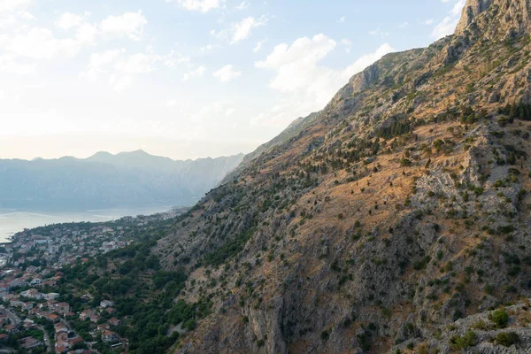 Karadağ 'da kayalık bir dağ ve Kotor Körfezi manzarası