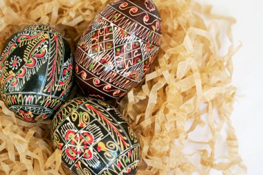 Geleneksel boyanmış Paskalya yumurtaları ve folklor süsü. Kültürel gelenekleri ve bahar tatilini temsil eden renkli piranka yumurtaları.