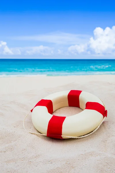 Leven boei op zand — Stockfoto