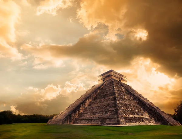Pyramid i chichen itza — Stockfoto