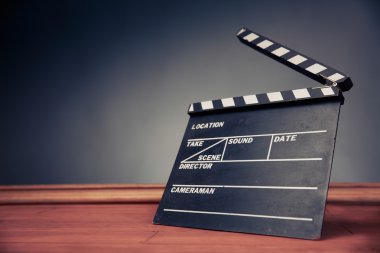 Film clapper dramatik aydınlatma ile