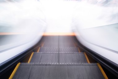 Yürüyen merdiven aşağı gidiş / motion blur