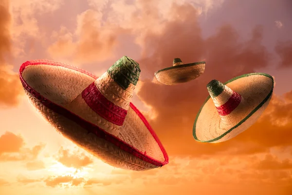 Cappelli messicani o sombreros in cielo — Foto Stock