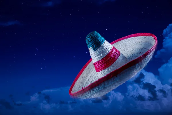 Sombrero mexicano o sombrero en el cielo — Foto de Stock