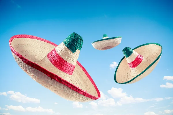 Mexikanische Hüte oder Sombreros am Himmel — Stockfoto