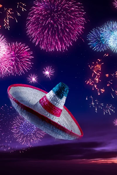 Sombrero mexicano o sombrero en el cielo —  Fotos de Stock