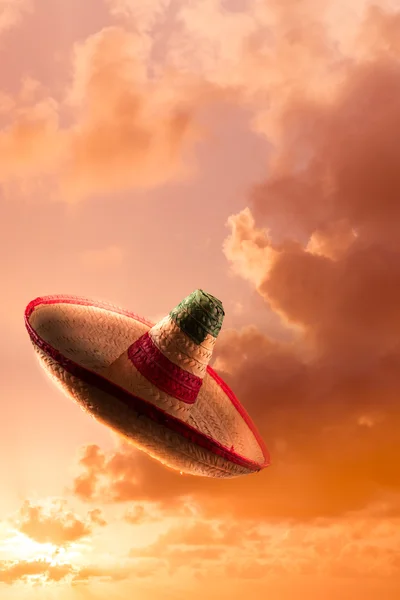 Chapéu mexicano ou sombrero no céu — Fotografia de Stock