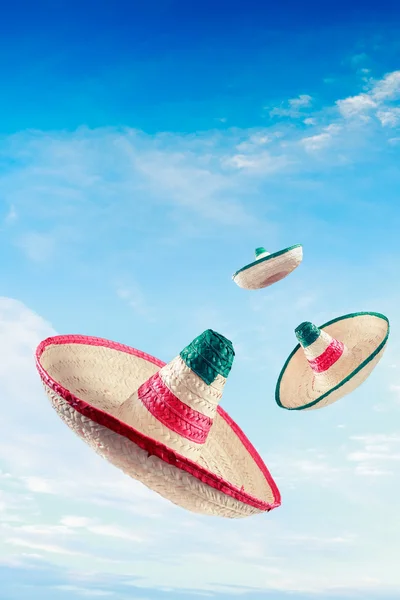 Chapéus mexicanos ou sombreros no céu — Fotografia de Stock