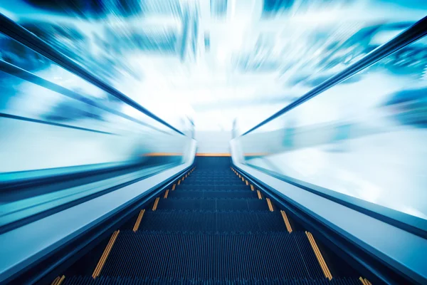 Escalator going down / motion blur — Stock Photo, Image