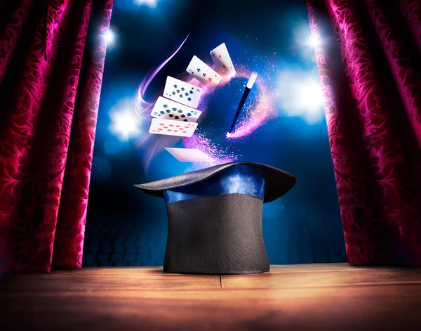 在舞台上的魔术师帽子 — 图库照片