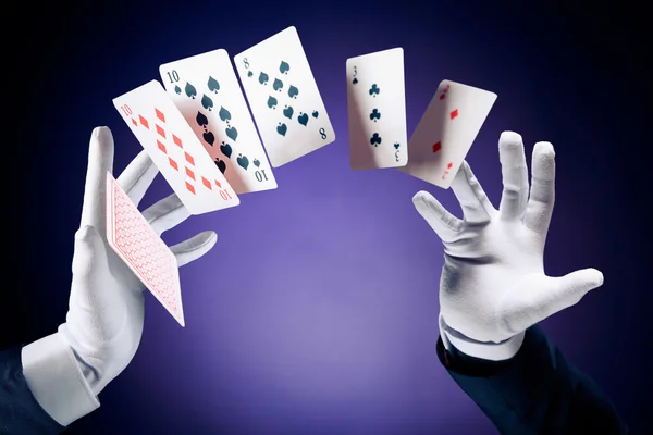 Чарівник робить карткові трюки — стокове фото
