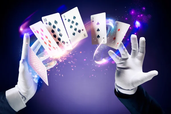 Magician making card tricks — Stock Photo, Image