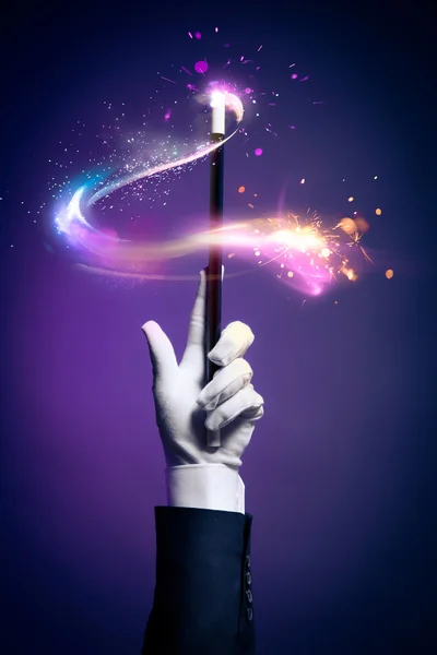 Main de magicien avec baguette magique — Photo