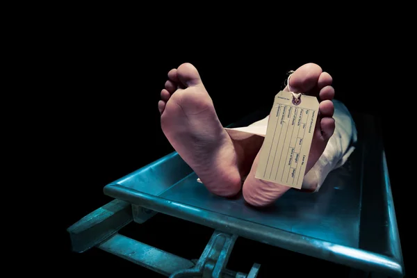 Pies en una mesa de la morgue — Foto de Stock