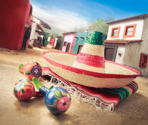 Sombrero mexicano en un "serape" en la aldea —  Fotos de Stock