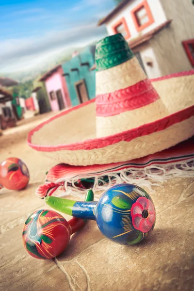 Mexican hat on a "serape" in  village — Stock Photo, Image