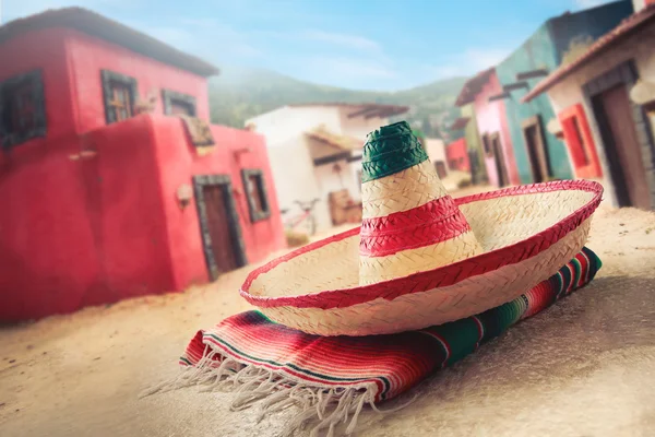 Μεξικάνικο καπέλο του στο ένα "serape" στο χωριό — Φωτογραφία Αρχείου