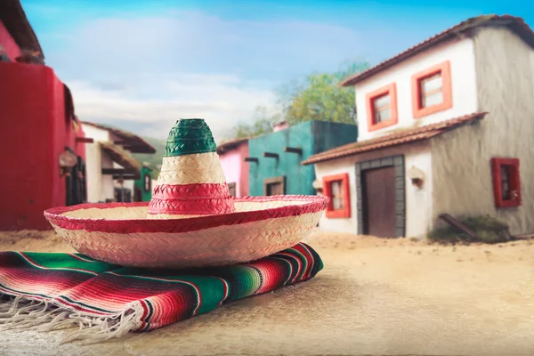 Mexican hat on a "serape" in  village — Stock Photo, Image