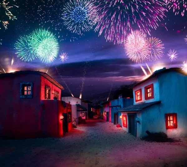 Típico pueblo mexicano por la noche con fuegos artificiales — Foto de Stock