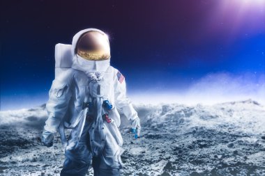 Ay'da yürüyen astronot