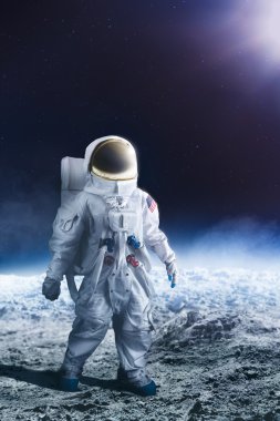 Ay'da yürüyen astronot